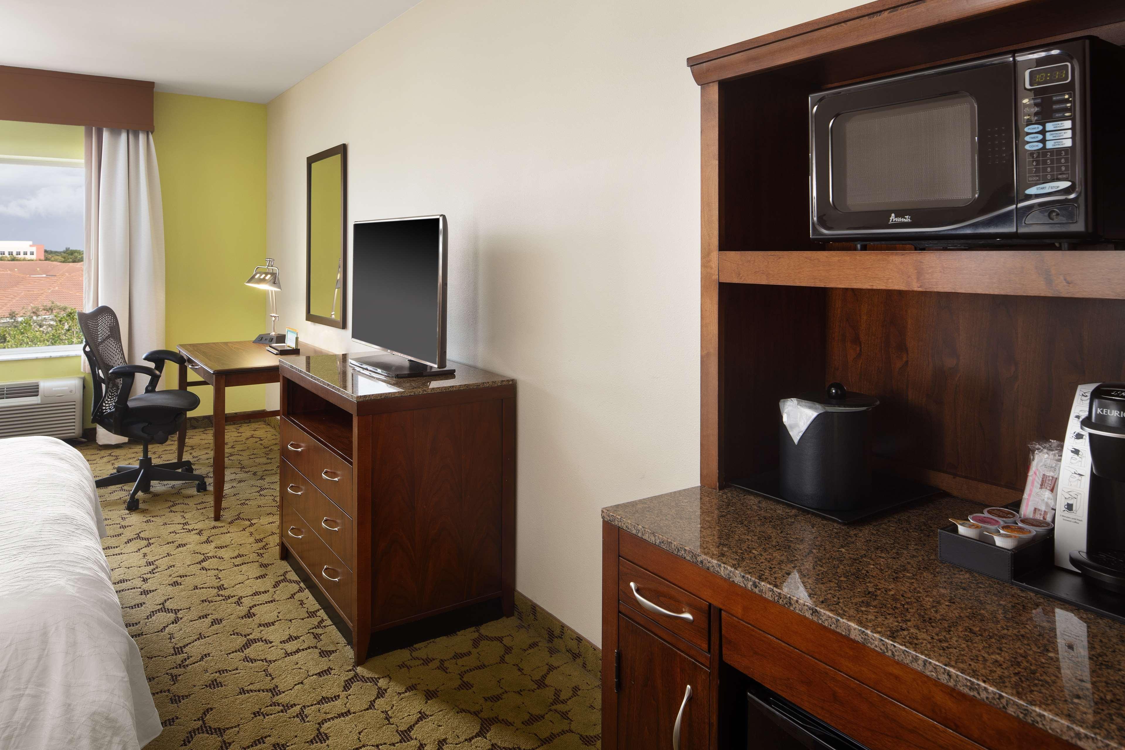 Hilton Garden Inn Boca Raton Exterior photo